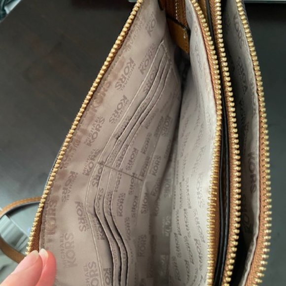 Authentic Beige Michael Kors Crossbody Logo Purse - Picture 4 of 10